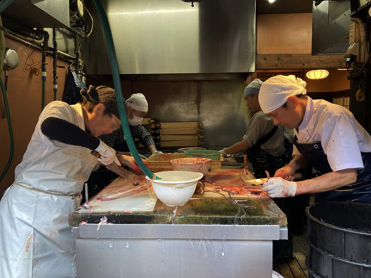 鰻を捌く様子｜駿河屋 成田名代うなぎ屋