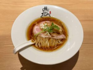 フレンチと和が融合した醤油ラーメン｜麺 銀座おのでら 東銀座店