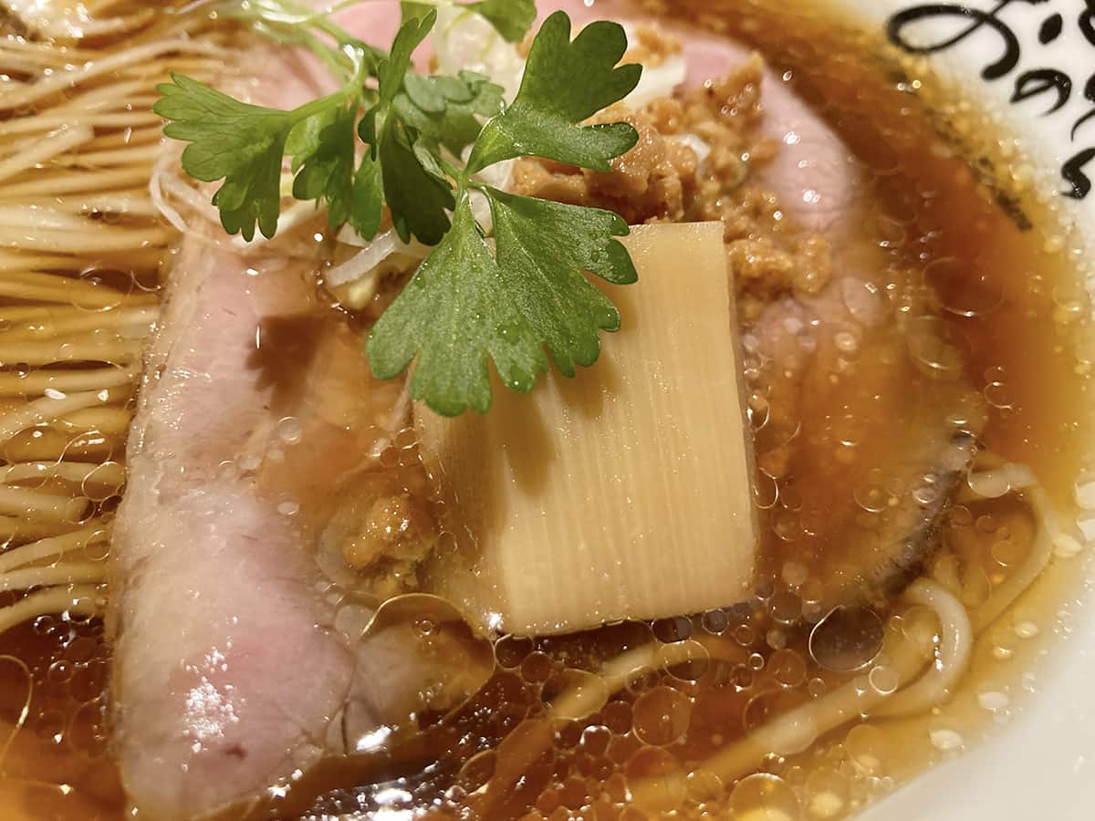 メンマ・鶏皮チップ・サラダセロリのトッピング｜麺 銀座おのでら 東銀座店
