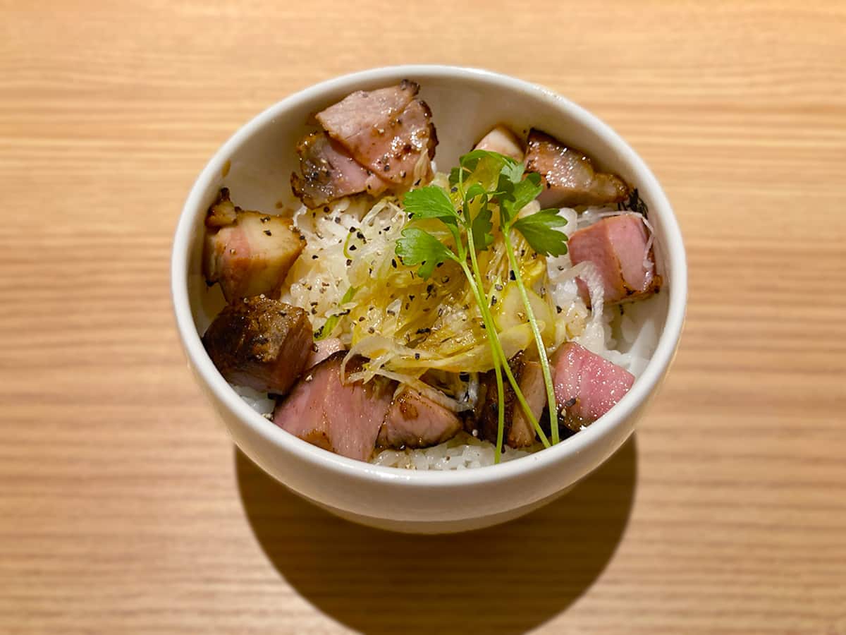 噛み心地良い燻豚チャーシュー丼｜麺 銀座おのでら 東銀座店