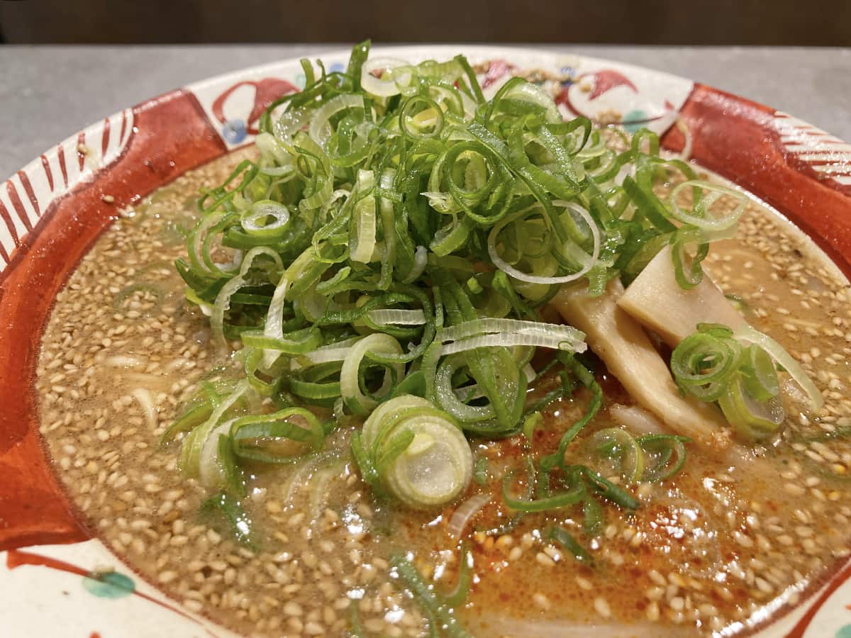 ラーメンを彩る大盛りの青ネギ｜べんてん屋 銀座有楽町店