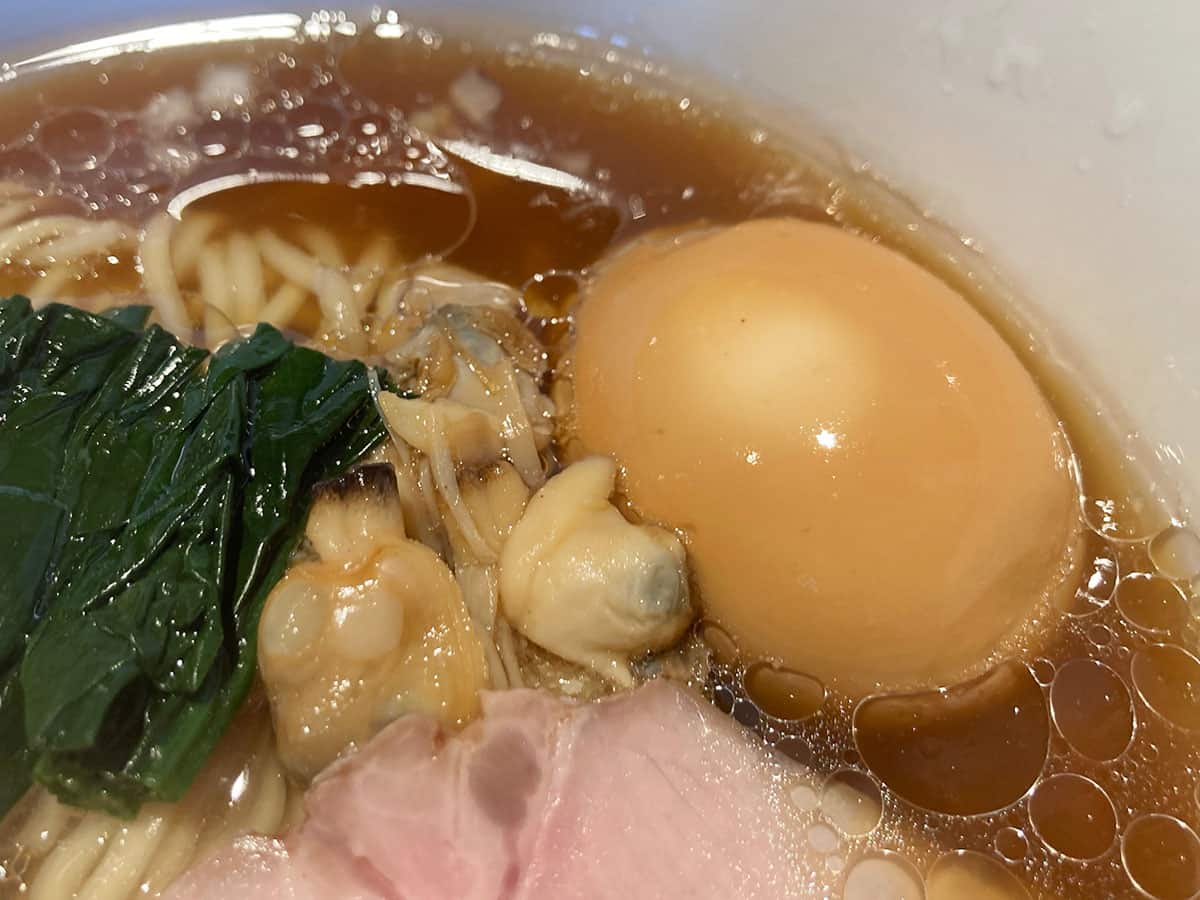色づいた味玉とアサリ|貝出汁ラーメン 麺屋わくや