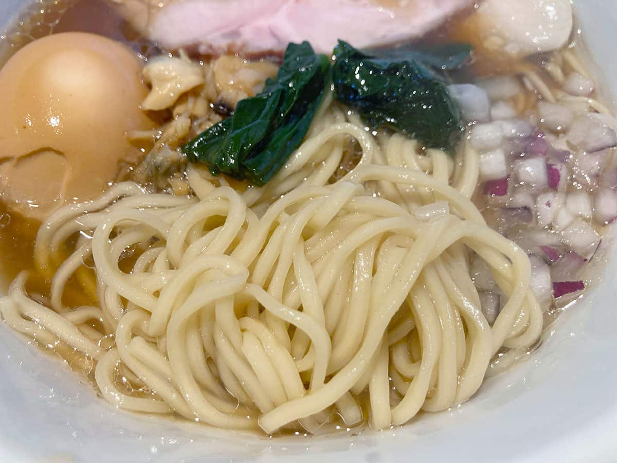 特注の中太平打ち麺|貝出汁ラーメン 麺屋わくや