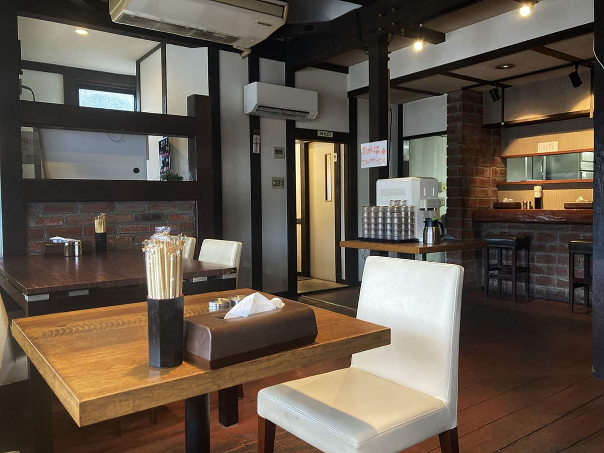 洋風な雰囲気のテーブル席の店内|貝出汁ラーメン 麺屋わくや