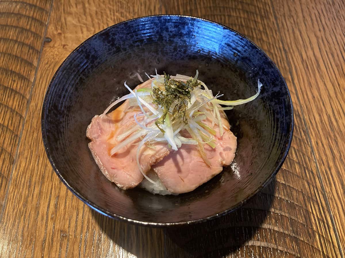 肉感が美味しいローストポーク丼|貝出汁ラーメン 麺屋わくや