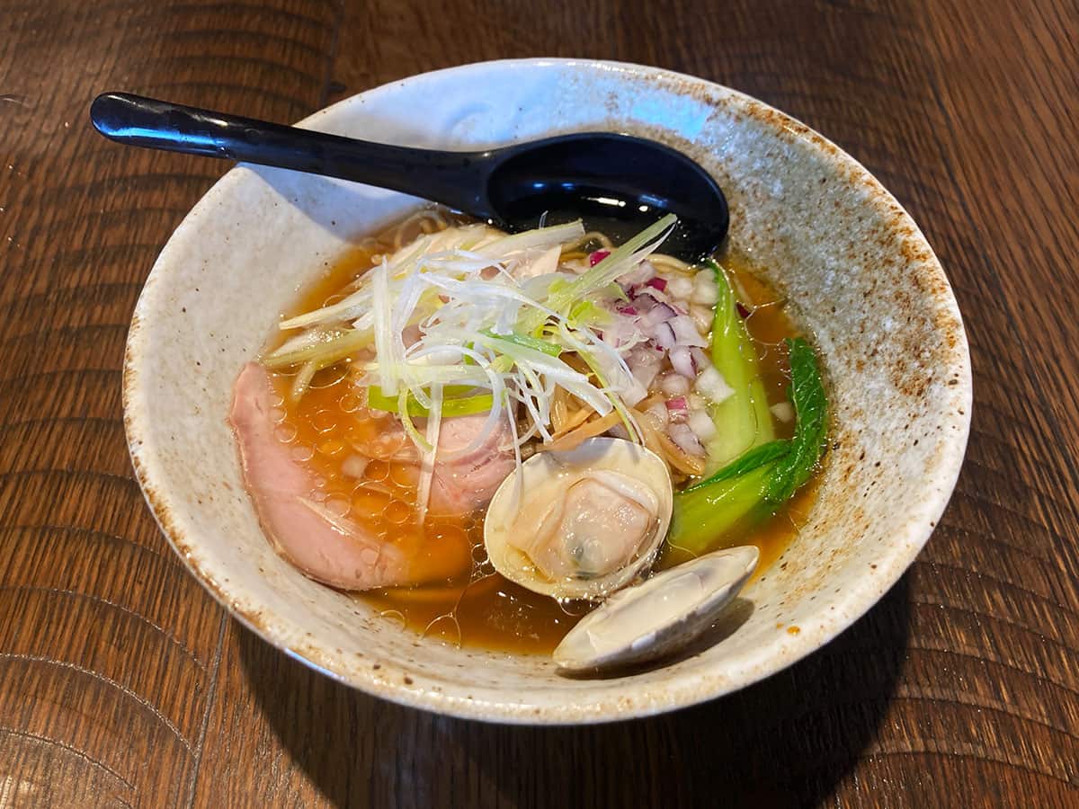 彩り鮮やかなはまぐりの中華そば|貝出汁ラーメン 麺屋わくや