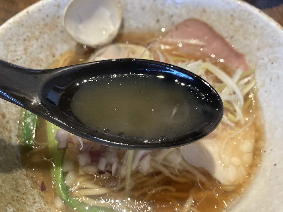 上品な味わいのハマグリのスープ|貝出汁ラーメン 麺屋わくや
