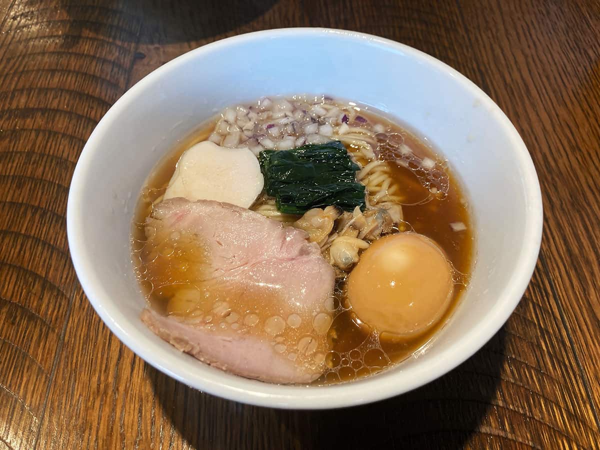 ダブルスープの貝出汁醤油ラーメン|貝出汁ラーメン 麺屋わくや