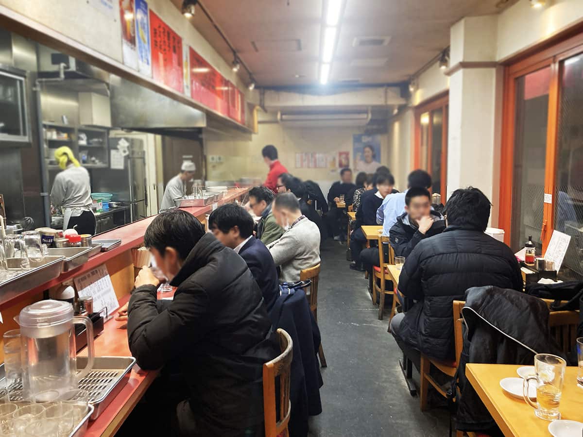 平日の夜に賑わう店内｜中華 珍満