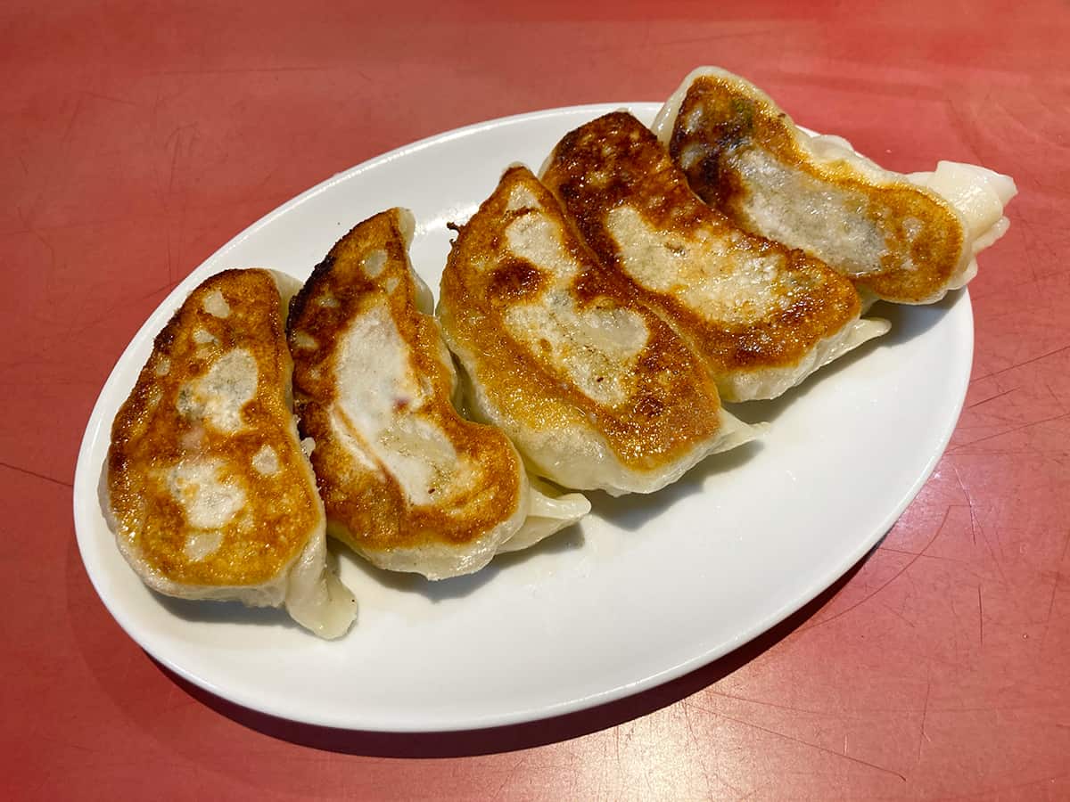 ボリューム感がある自家製餃子｜中華 珍満