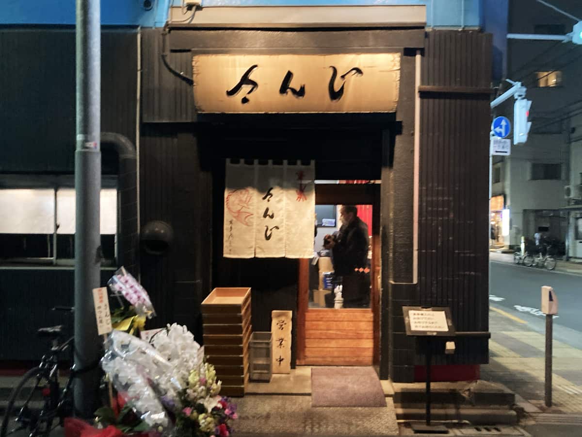 積み上げられた麺箱が人気の証の店舗外観|さんじ