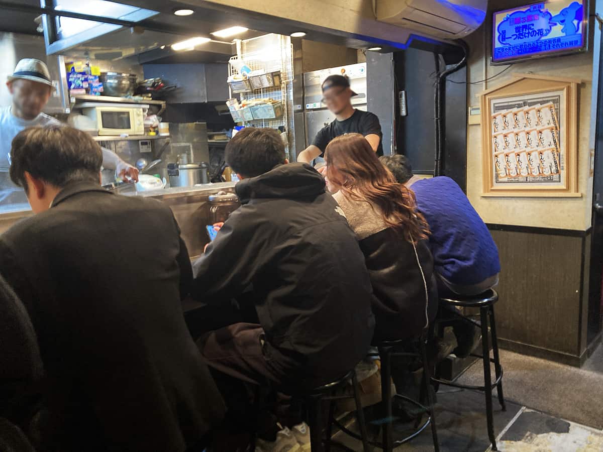 常連と話が盛り上がるカウンター席|さんじ