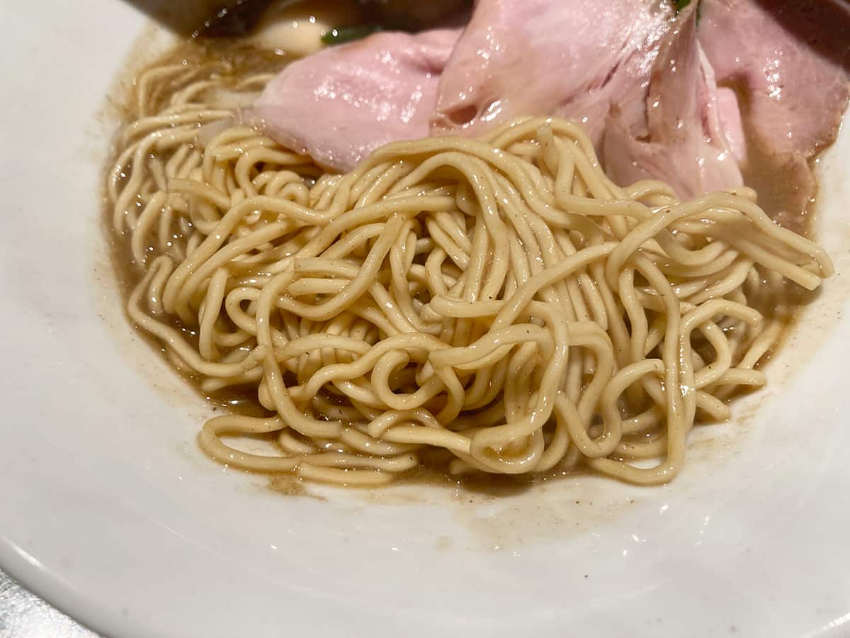 歯ごたえ抜群の中細麺|さんじ