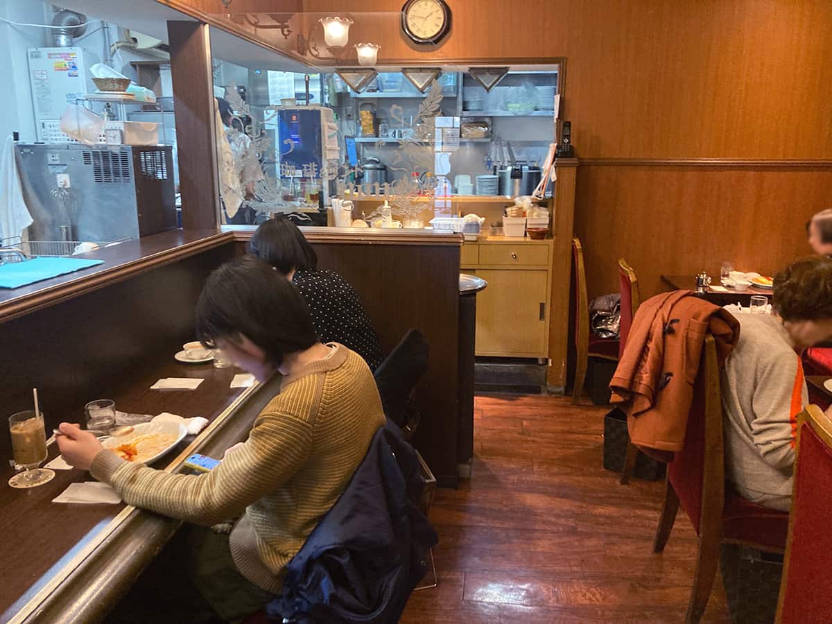レトロな雰囲気の店内1階席|喫茶YOU