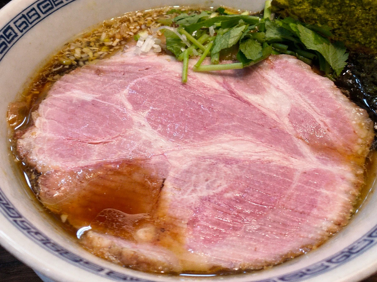ラーメンを覆い尽くすチャーシュー|ラーメン 稲荷屋