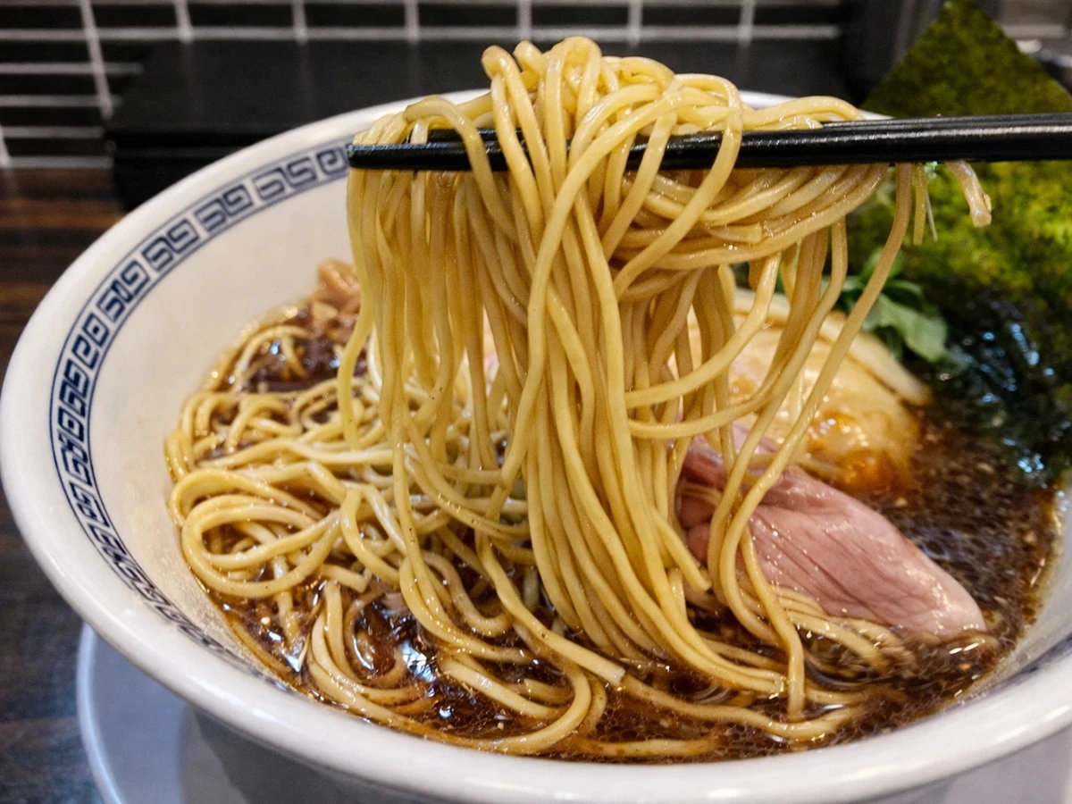 パリッとした低加水の麺|ラーメン 稲荷屋