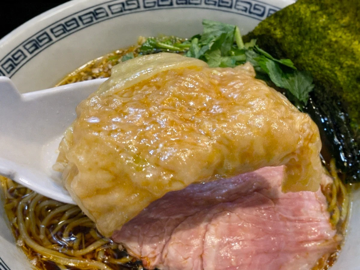 餃子ほどの大きさがあるワンタン|ラーメン 稲荷屋