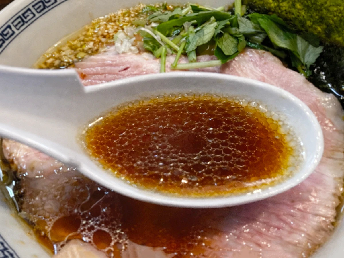 コク深くキレがあるラーメンスープ|ラーメン 稲荷屋
