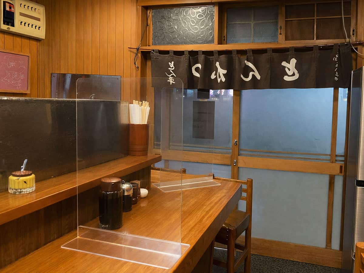 最後の客となり暖簾をしまった店内|とんかつ とん平