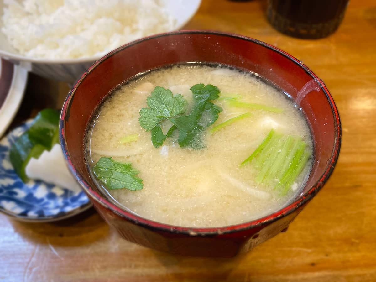 三つ葉と柚子の香り豊かな豚汁|とんかつ とん平